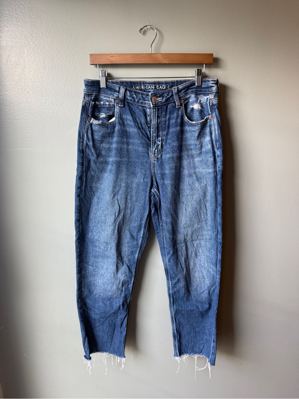 American Eagle Mom Jeans Women’s 8 Regular Medium Wash Distressed Raw Hem